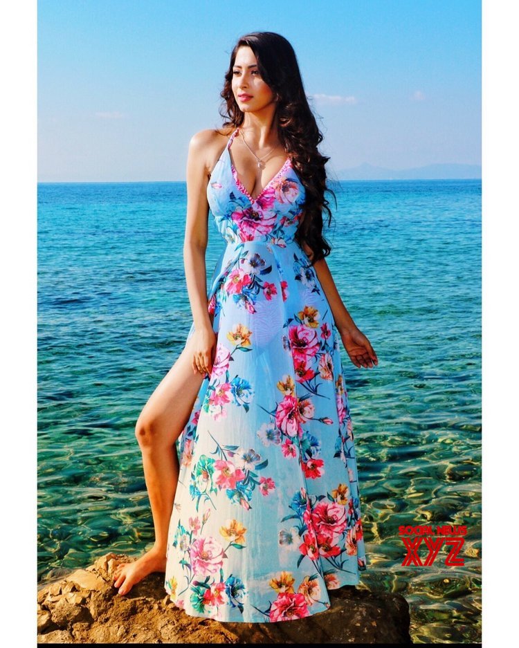 Actress Eshanya Maheshwari Glam Photo Shoot Stils - Social News XYZ