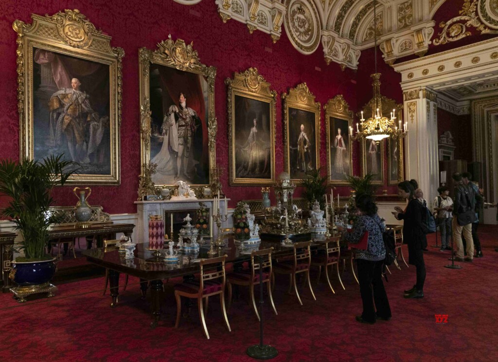 BRITAIN - LONDON - BUCKINGHAM PALACE - QUEEN VICTORIA ...