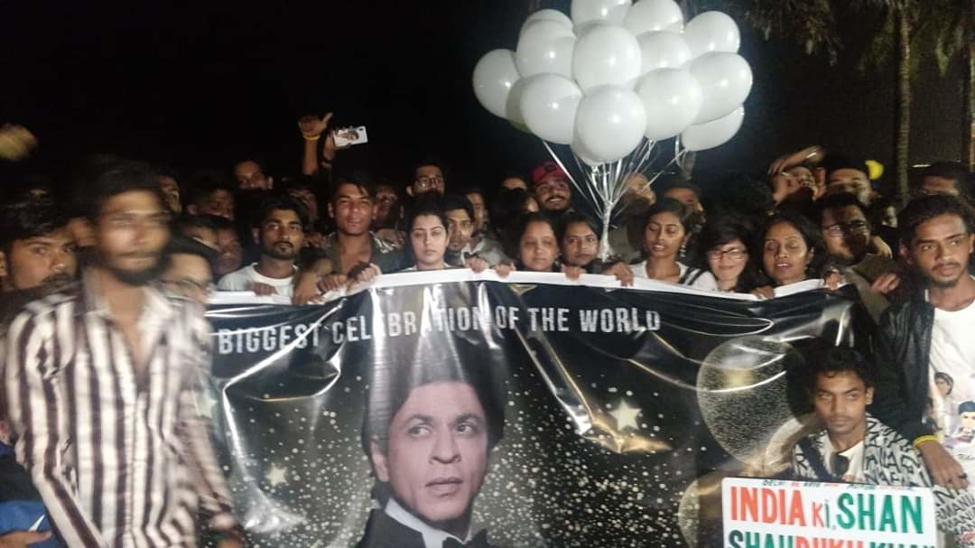 Photos: Shah Rukh Khan Fans Outside Mannat Waiting To Wish Their ...