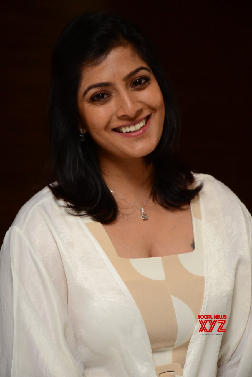 Actress Varalakshmi Sarathkumar Stills From Naandhi Team Appreciation