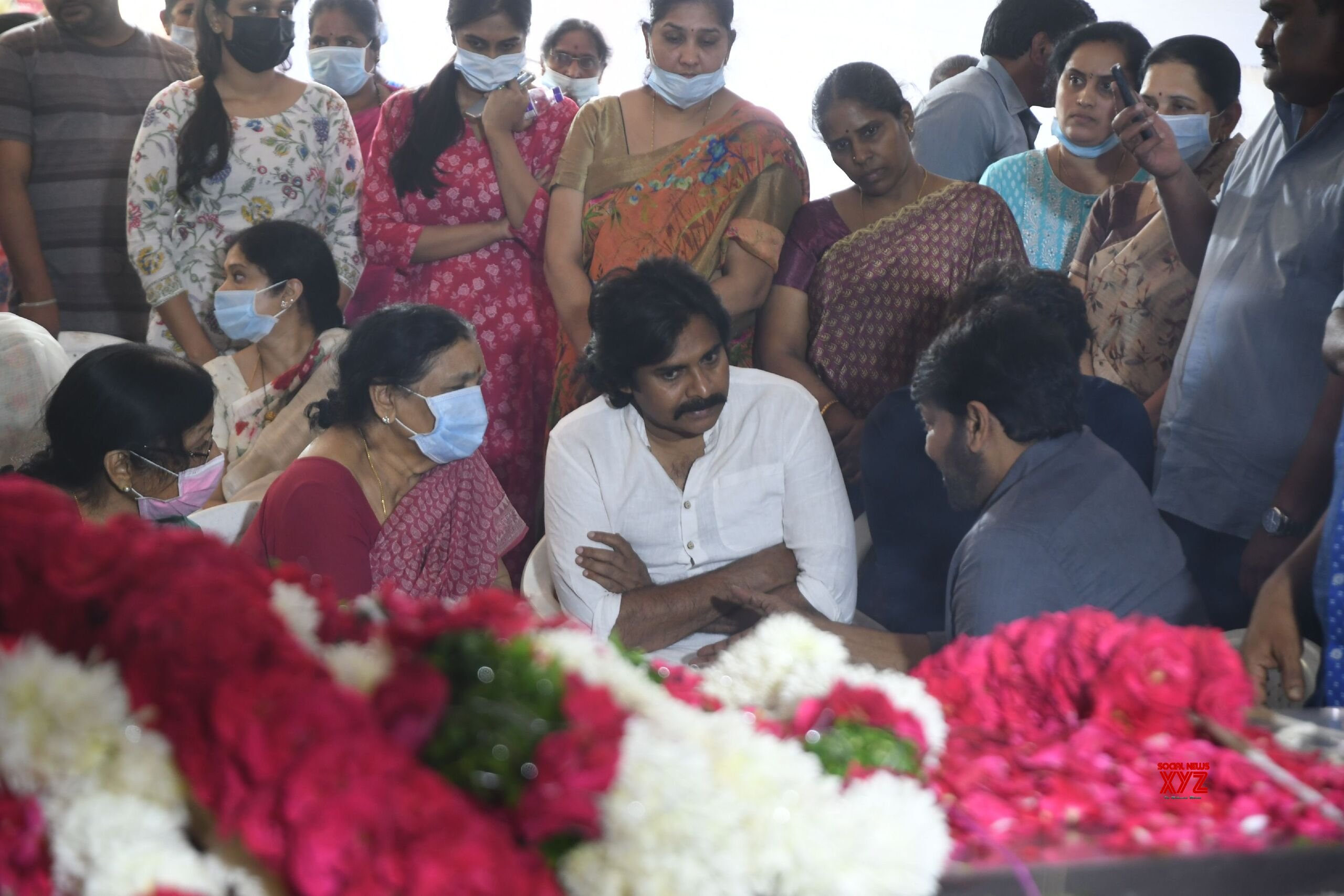 Chiranjeevi, Pawan Kalyan And Other Celebs Pay Final Respect To Kaikala ...