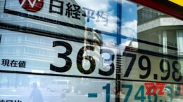 (240802) -- TOKYO, Aug. 2, 2024 (Xinhua) -- This photo taken on Aug. 2, 2024 shows a screen displaying real-time stock market information in Tokyo, Japan. Japan's benchmark Nikkei stock index on Friday saw its largest one-day drop of the year, also the second largest in history.
  It also marked the largest drop in over 36 years since a plummet of 3,836 points on Oct. 20, 1987, the day after the Black Monday crash.
  The 225-issue Nikkei Stock Average ended the day at 35,909.70, down 2,216.63 points or 5.81 percent from Thursday. (Xinhua/Zhang Xiaoyu)