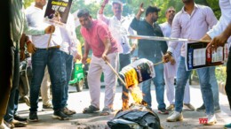 New Delhi: Indian Youth Congress workers burn an effigy during a protest outside the residence of Union Finance Minister Nirmala Sitharaman over alleged illegal fund collection under the Electoral Bond Scheme, in New Delhi on Tuesday, October 01, 2024. (Photo: IANS)