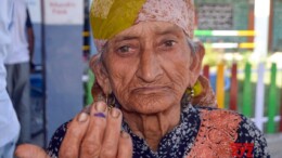 Kupwara: An elderly woman shows her ink-marked finger after casting her vote during the third phase of the Jammu and Kashmir Assembly Elections in Handwara of Kupwara district on Tuesday, October 01, 2024. (Photo: IANS/Nisar Malik)