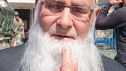 Kupwara: An 85-year-old Khazir Mohammad Dar casts his vote during the third phase of the Jammu & Kashmir Assembly elections in Kupwara on Tuesday, October 01, 2024. (Photo: IANS)