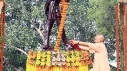 Lucknow: Uttar Pradesh Chief Minister Yogi Adityanath pays tribute to Mahatma Gandhi on the occasion of Gandhi Jayanti in Lucknow on Wednesday, October 02, 2024. (Photo: IANS)