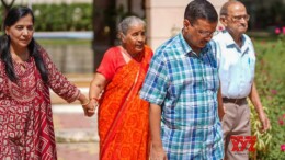 New Delhi: Former Delhi CM Arvind Kejriwal, along with his family members, leave their Flagstaff Road residence before shifting to Ashok Mittal's official residence at 5 Ferozeshah Road, following his resignation as Delhi CM, in New Delhi on Thursday, October 03, 2024. (Photo: IANS)