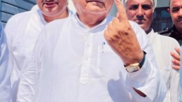 Chandigarh: Former Haryana CM Bhupinder Singh Hooda shows his ink-marked finger after casting his vote during the Haryana assembly election in Chandigarh on Saturday, October 05, 2024. (Photo: IANS)