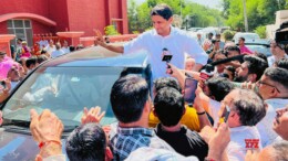 Chandigarh: Congress leader Deependra Hooda flashes a victory sign after casting his vote during the Haryana assembly election in Chandigarh on Saturday, October 05, 2024. (Photo: IANS) 