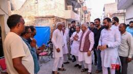 Karnal: Union Minister of Housing and Urban Affairs & Power, Manohar Lal Khattar, interacts with the booth workers of Nilokheri and Gharaunda assembly constituencies during the Haryana assembly election in Karnal on Saturday, October 05, 2024. (Photo: IANS)