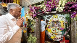Ballari: Union Minister of State V. Somanna offers prayers at the Kanakadurga Devi Temple during his visit to Ballari, Karnataka. Sunday, October 06, 2024. (Photo: IANS)