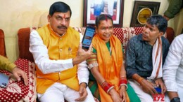 Bhopal: Madhya Pradesh Chief Minister Mohan Yadav visits the residence of renowned Gondi folk painter Durga Bai Vyam to enroll her as a member of the Bharatiya Janata Party as part of the party's nationwide membership campaign in Bhopal on Sunday, October 06, 2024. (Photo: IANS)