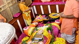 Prayagraj: Uttar Pradesh Chief Minister Yogi Adityanath offers prayers at Bade Hanuman Temple during his visit to Prayagraj, Uttar Pradesh, on Sunday, October 06, 2024. (Photo: IANS)
