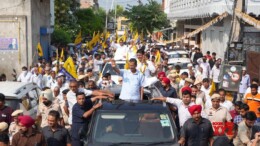 Kaithal: AAP National Convenor Arvind Kejriwal holds a roadshow in support of Party candidate Narendra Sharma from the Pundri Assembly ahead of the Haryana Assembly election in Kaithal on Saturday, September 28, 2024. (Photo: IANS)