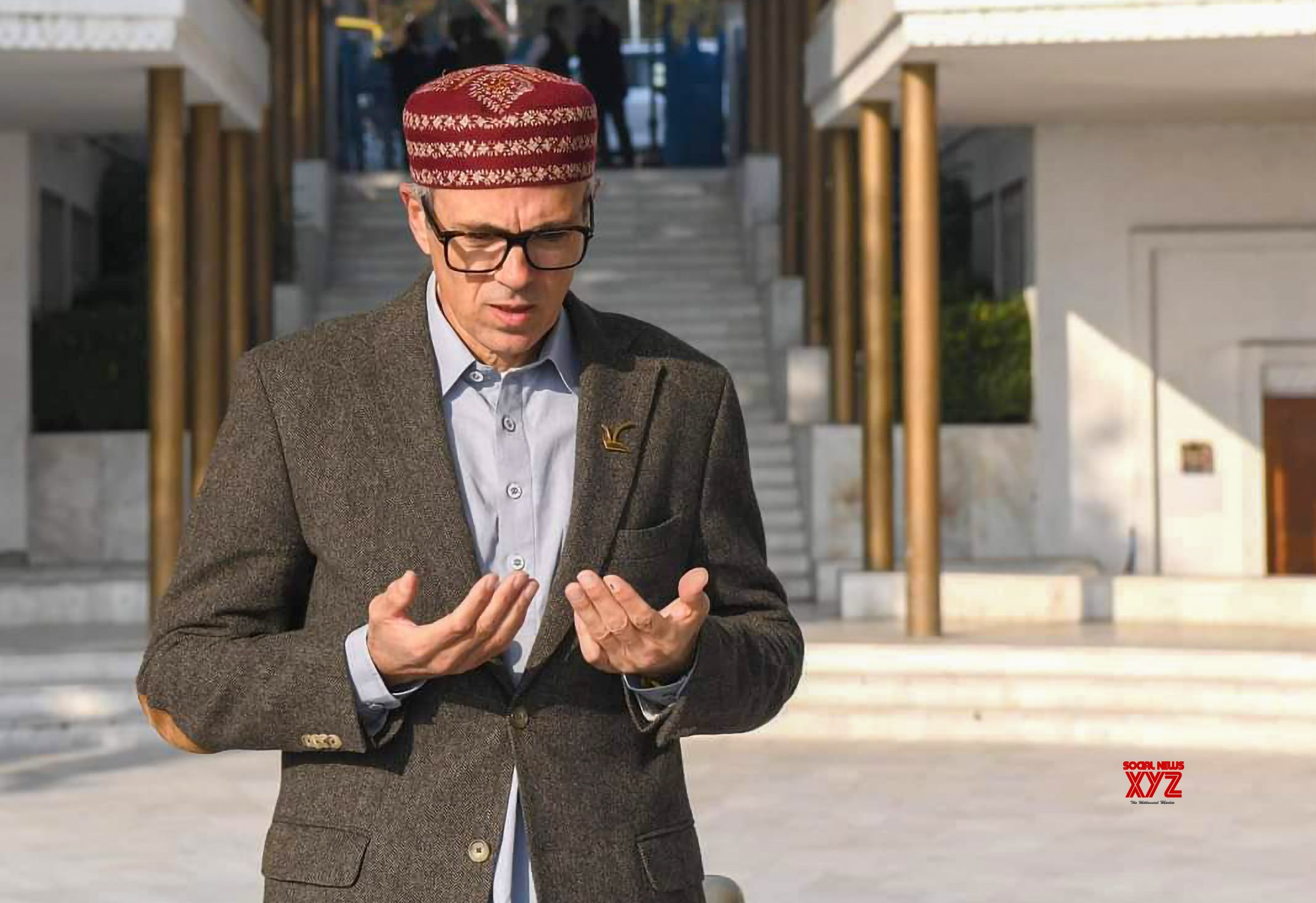 Srinagar: Jammu and Kashmir CM designate Omar Abdullah offers Fatiha Khawani at the Mazar e Anwar of "Sher e Kashmir" #Gallery