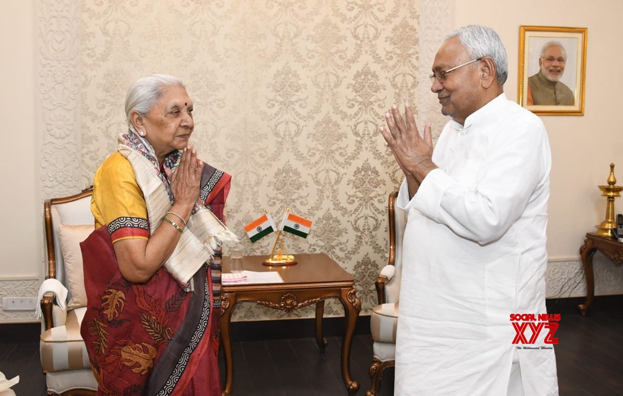 Patna: Bihar Chief Minister Nitish Kumar pays a courtesy call on Uttar Pradesh Governor Anandiben Patel - #Gallery