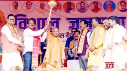 Hazaribagh: Uttar Pradesh Chief Minister Yogi Adityanath being facilitated during an election campaign ahead of the Jharkhand assembly election in Barkagaon in Hazaribagh, Jharkhand, on Tuesday, November 05, 2024. (Photo: IANS)
