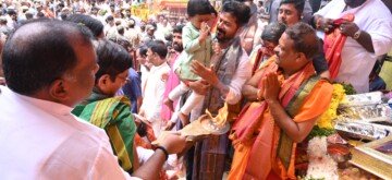 Hyderabad: Telangana Chief Minister Revanth Reddy offers prayer to 70 feet Bada Ganesh idol, on the occasion of Ganesh Chaturthi at Khairtabad on Saturday, September 07, 2024.(Photo: IANS)