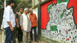 Dhaka: Chief Adviser of the interim government of Bangladesh Muhammad Yunus visits the Dhaka University area to see the graffiti drawn by students during the mass uprising in July and August 2024, in Dhaka on Wednesday, October 16, 2024. (Photo: IANS)