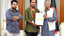 Dhaka: Bangladesh Chief Adviser Muhammad Yunus presents a cheque of Taka 100 crore to the July Shaheed Smriti Foundation from his relief and welfare fund at the State Guest House Jamuna in Dhaka on Tuesday, September 17, 2024. (Photo: IANS)
